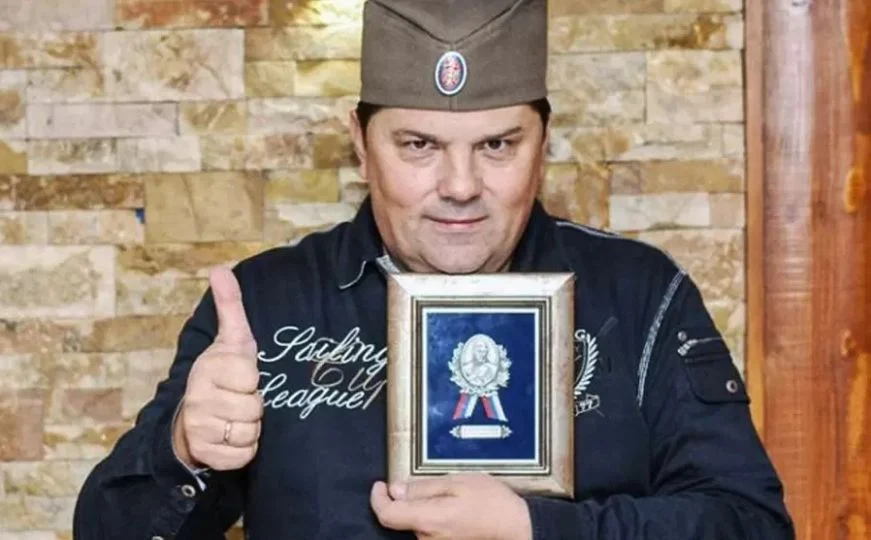 Svaki put kada političari iz Republike Srpske zatraže zatvaranje OHR-a i ukidanje bonskih ovlasti, zapravo nas podsjete zašto ta institucija još postoji i zašto Bosna i Hercegovina još nije sposobna funkcionisati bez međunarodnog nadzora. Posljednja Deklaracija Narodne skupštine Republike Srpske o zatvaranju OHR-a nije otvorila pitanje suvereniteta BiH, kako to pokušavaju predstaviti njeni predlagači. Naprotiv, pokazala je koliko je politički sistem u Bosni i Hercegovini i dalje nestabilan i koliko dio političkih struktura i dalje funkcioniše na principu pritisaka, blokada i prijetnji institucijama države. Dok traže ukidanje OHR-a, isti političari u dokumentima otvoreno govore o “povlačenju predstavnika iz institucija BiH”, “otežavanju konstituisanja vlasti” i korištenju “svih političkih i pravnih sredstava borbe” ukoliko novi visoki predstavnik zadrži bonske ovlasti. I upravo je tu suština cijelog problema. Ako je BiH stabilna država, zašto stalne prijetnje blokadama? U ozbiljnim i funkcionalnim državama političke nesuglasice rješavaju se kroz institucije, izbore i zakone. Ne kroz ucjene državnim sistemom. Međutim, u Bosni i Hercegovini već godinama postoji politička praksa prema kojoj se svaki pokušaj jačanja države ili provođenja odluka institucija dočekuje prijetnjama blokadom, otcjepljenjem ili paralizom sistema. Kada neko istovremeno govori: “Ne treba nam međunarodni nadzor” i “Ako ne bude po našem, blokirat ćemo institucije”, onda zapravo šalje poruku da međunarodni mehanizmi i dalje postoje s razlogom. Bonske ovlasti nisu idealne, ali su postale zaštitni mehanizam Istina je da bonske ovlasti nisu demokratski ideal. Nijedna ozbiljna država ne želi da stranac može nametati zakone ili smjenjivati političare. Ali Bosna i Hercegovina nije nastala kao stabilna i uređena država. Nastala je iz rata, etničkih podjela i Dejtonskog sporazuma koji je zaustavio sukob, ali nije riješio političke sukobe. OHR i bonske ovlasti godinama su korišteni upravo onda kada domaći politički sistem nije mogao ili nije želio zaštititi ustavni poredak države. Bez intervencija visokih predstavnika vjerovatno nikada ne bi bile formirane neke ključne državne institucije, uključujući jedinstvene oružane snage, državne sigurnosne agencije ili pravosudne mehanizme. Ironično, mnoge od tih institucija podržavali su i političari iz RS-a dok im je to odgovaralo. Problem nije OHR nego politička kultura Političke strukture koje danas traže odlazak OHR-a često istovremeno odbijaju priznati odluke Ustavnog suda BiH, osporavaju legitimitet visokog predstavnika i prijete povlačenjem iz državnih institucija. To nije ponašanje političkog sistema spremnog za potpuno samostalno funkcionisanje. Problem Bosne i Hercegovine nije postojanje OHR-a. Problem je što domaći političari ni nakon tri decenije nisu pokazali dovoljno političke odgovornosti da država funkcioniše bez međunarodnog arbitra. OHR će biti nepotreban tek kada političari prestanu rušiti državu Zatvaranje OHR-a trebalo bi biti cilj svake normalne države. Ali taj proces ne može biti rezultat političkog pritiska ili ucjene. OHR će postati nepotreban onda kada: institucije budu poštovane, odluke sudova provođene, političke krize rješavane dijalogom, a blokade države prestanu biti političko oružje. Sve dok dio političke scene otvoreno prijeti paralizom institucija i osporava temelje države, teško je uvjeriti bilo koga da Bosna i Hercegovina više ne treba međunarodni nadzor. Jer država koja stalno mora braniti vlastito postojanje još nije došla do faze potpune političke stabilnosti.