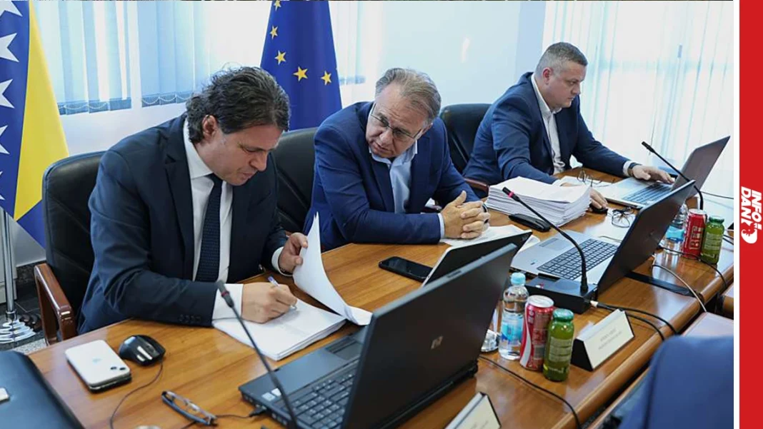 Za plaće Parlamenta i Vlade FBiH 22,5 miliona KM: Administracija raste, a učinak ostaje bez odgovora